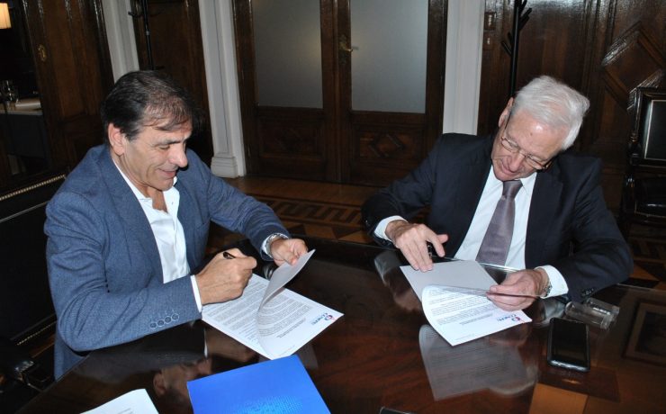 Firma del convenio. Nestor Pan y Hugo Juri